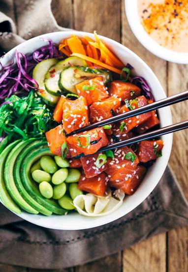 麻烦给我一份厚切三文鱼，再来一杯清酒！