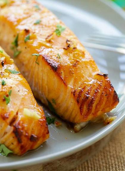 麻烦给我一份厚切三文鱼，再来一杯清酒！