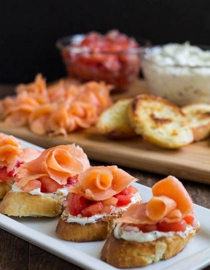 麻烦给我一份厚切三文鱼，再来一杯清酒！