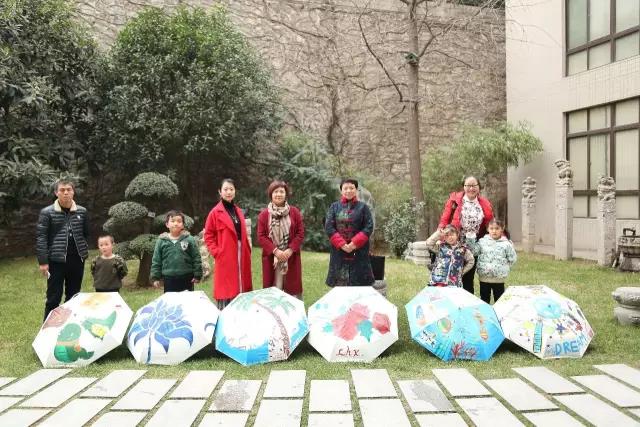 “最佳拍档——手绘雨伞”活动在亮宝楼成功举办