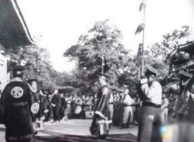 袁世凯为了当皇帝，不准女儿看娘家的灯，还把祖坟都刨了！