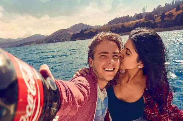 可口可乐“自拍瓶”被玩疯！玩转每次营销，大公司也不忘创新！