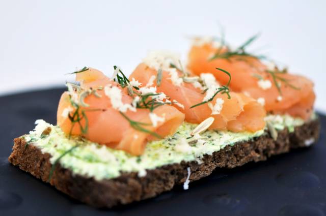 麻烦给我一份厚切三文鱼，再来一杯清酒！