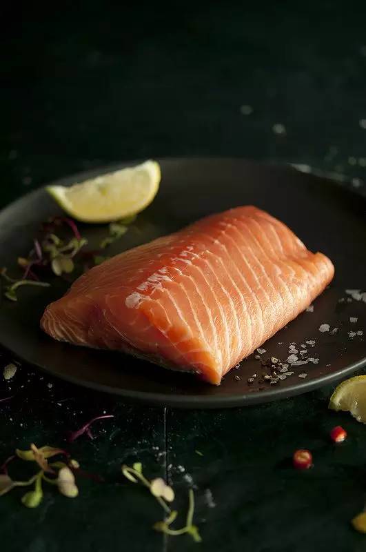 麻烦给我一份厚切三文鱼，再来一杯清酒！