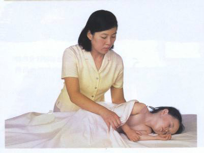 爷爷给2岁孙子扎针放血治抽搐,爷爷给孙子扎针放血治抽搐