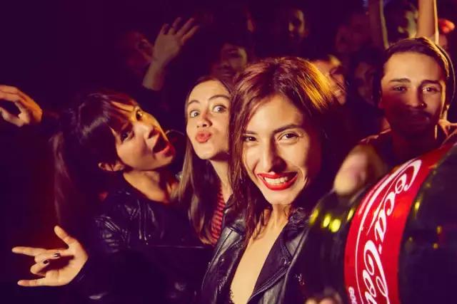 可口可乐“自拍瓶”被玩疯！玩转每次营销，大公司也不忘创新！