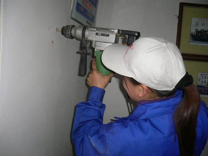 师傅赶工给墙面打孔会损坏墙体吗,工人打孔打坏瓷砖