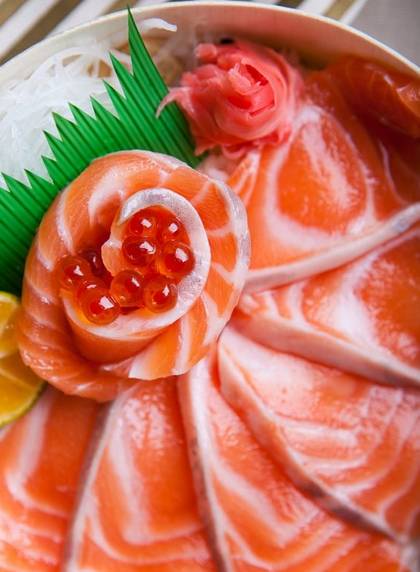 麻烦给我一份厚切三文鱼，再来一杯清酒！