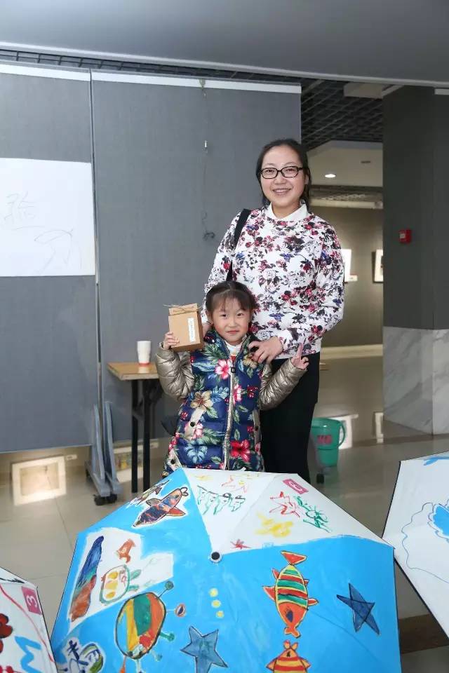 “最佳拍档——手绘雨伞”活动在亮宝楼成功举办