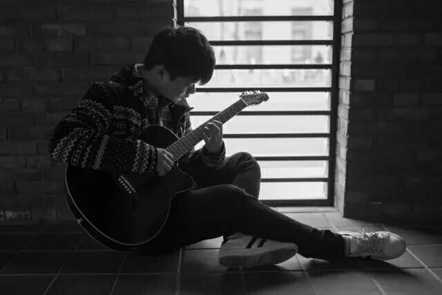 会弹吉他的男生真的很加分吗,会弹吉他学习好的男生