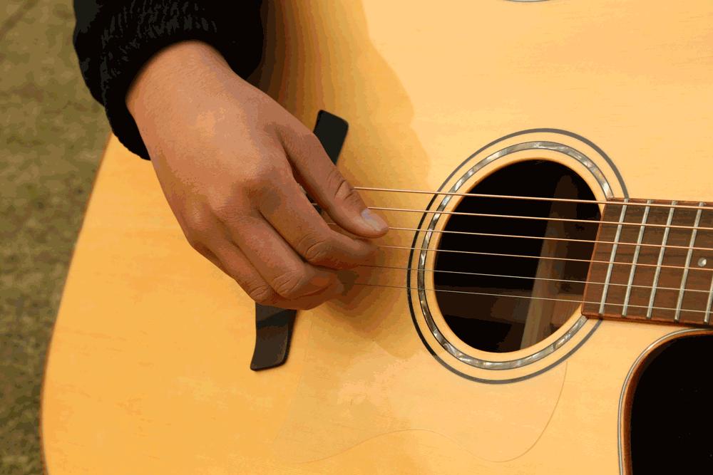 会弹吉他的男生真的很加分吗,会弹吉他学习好的男生