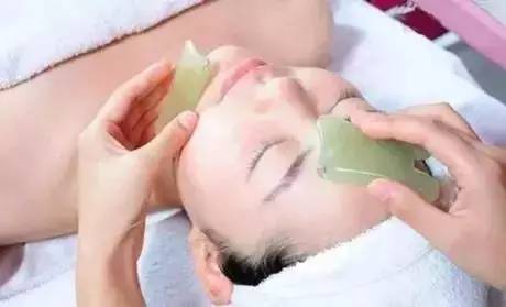 刮痧的手法技巧,刮痧刮腿的正确手法视频