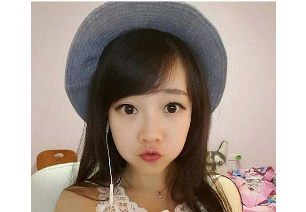 当张琪格站在冯提莫旁边时，才知道1米5并不是传言