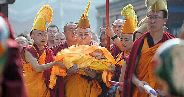 此物是佛门之宝，夜晚能发出诡异的光芒，千百年来谜团重重