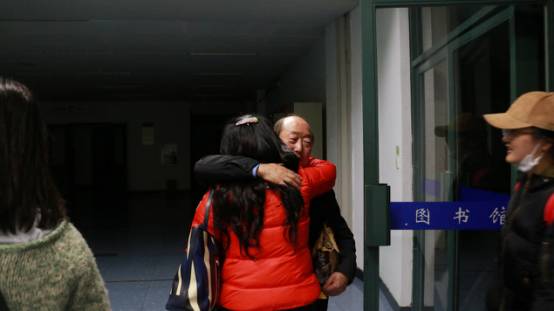 浙传图书馆方大爷要暂别我们了！考研的同学特意买了花为他送行