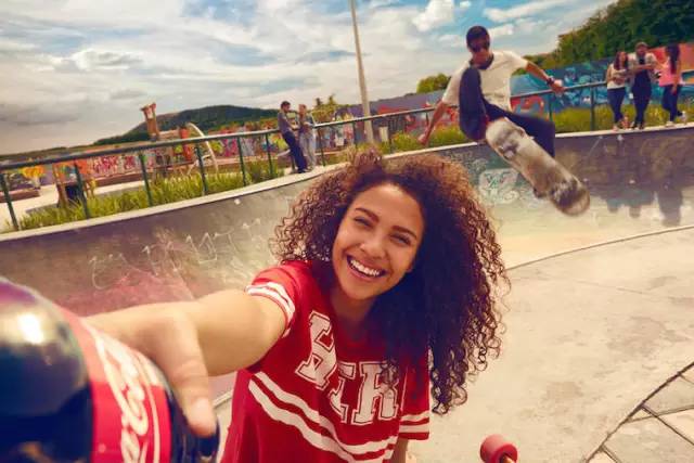 可口可乐“自拍瓶”被玩疯！玩转每次营销，大公司也不忘创新！