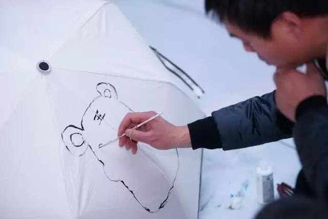 “最佳拍档——手绘雨伞”活动在亮宝楼成功举办