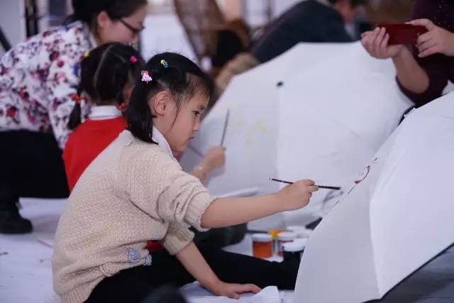 “最佳拍档——手绘雨伞”活动在亮宝楼成功举办