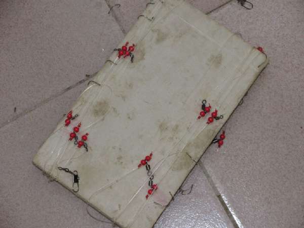 野钓鲫鱼打串钩自制竿架,老钓鱼人传授自制串钩和海竿架