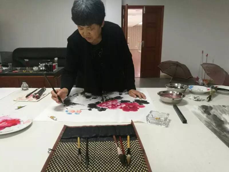 李红艳：一枝红艳露凝香