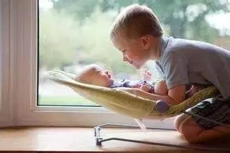 冬天怎么给新生儿晒太阳,新生儿可以出门晒太阳吗