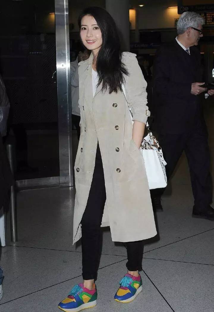 杨幂刘雯等人纷纷终止合作,杨幂刘雯新款包