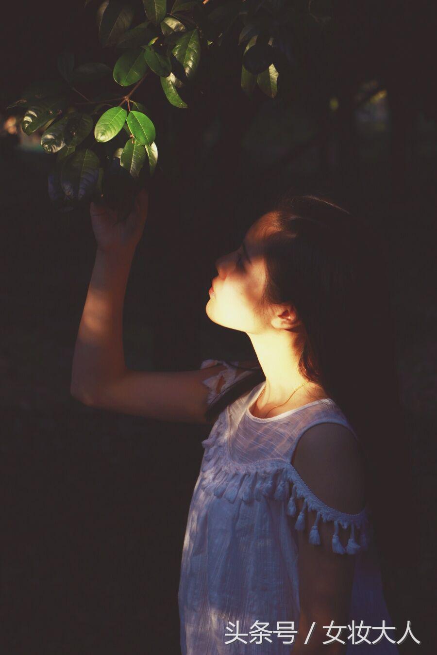 胸前长痘痘挤出来白色的东西,额头长痘痘挤出来白色颗粒是什么