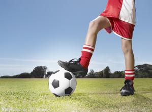 踢足球的规则和注意事项,踢足球注意事项及方法