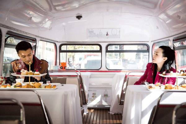 这个年头，连美食节目都要动用“女色”吸引眼球了