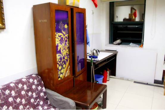 浙传图书馆方大爷要暂别我们了！考研的同学特意买了花为他送行