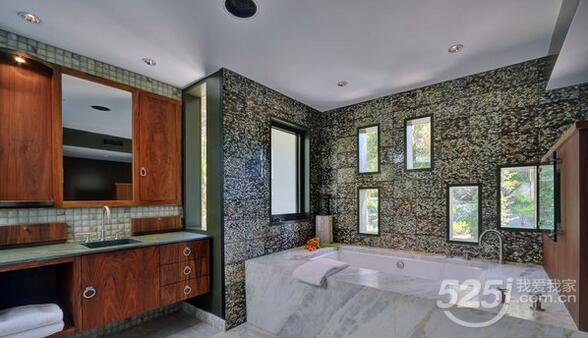 怎么清洁浴缸污垢,浴缸可以用84消毒液消毒吗