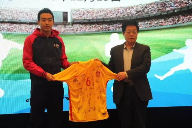 冯潇霆临沂足球大使,冯潇霆夫人临沂人