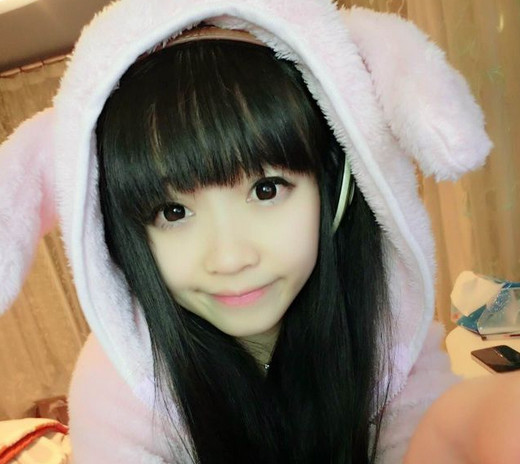 当张琪格站在冯提莫旁边时，才知道1米5并不是传言