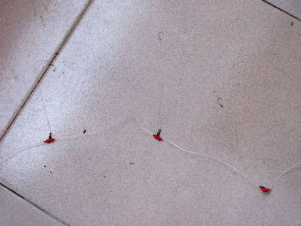 野钓鲫鱼打串钩自制竿架,老钓鱼人传授自制串钩和海竿架