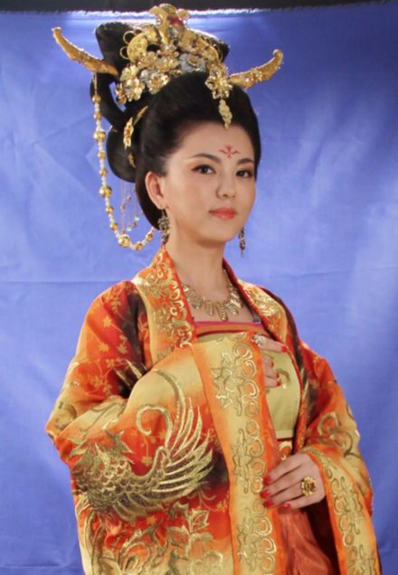 她一生到底与佛教有何渊源，为何两次出家当尼姑，却又痛恨佛教