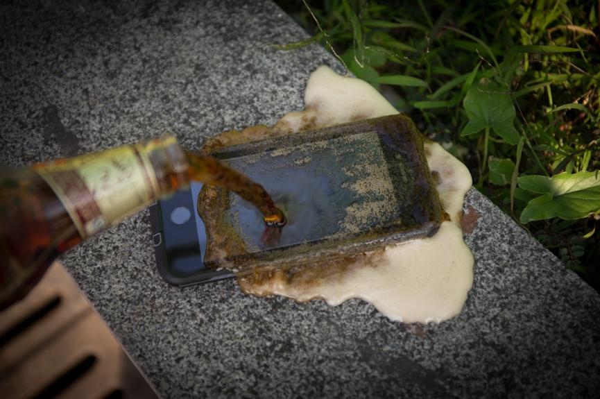 苹果手机砸核桃测评,砸核桃的苹果手机