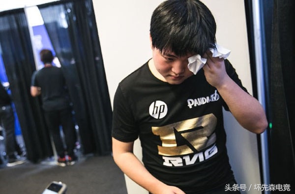 UZI韩服Rank失败，扬言要砸电脑小虎在身后瑟瑟发抖