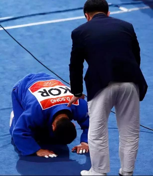 韩国人道歉为什么下跪,韩国人为什么那么容易下跪