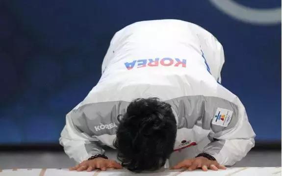 韩国人道歉为什么下跪,韩国人为什么那么容易下跪