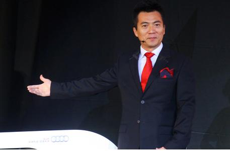 美女足球记者被砸,美女足球记者被球砸