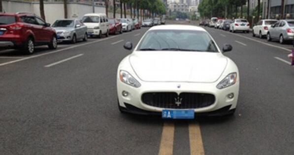 严禁压线跨道行驶标示牌,禁止压线路段可以变道吗