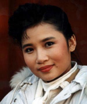 5岁与母亲相依为命，一曲成歌坛传奇，巅峰时皈依佛门原因成迷