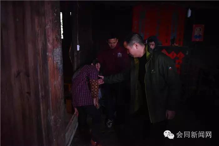 会同：昨天，欧阳海峰到道德模范家里检查年货