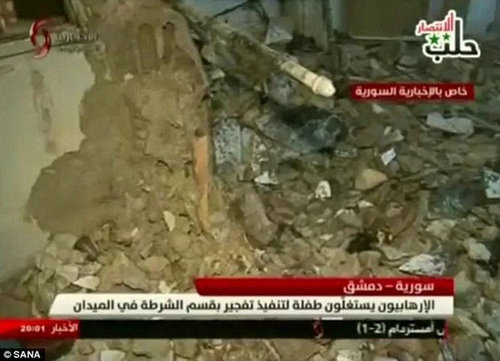 丧心病狂！恐怖分子吻别7岁女儿送其当“人肉*弹炸**”