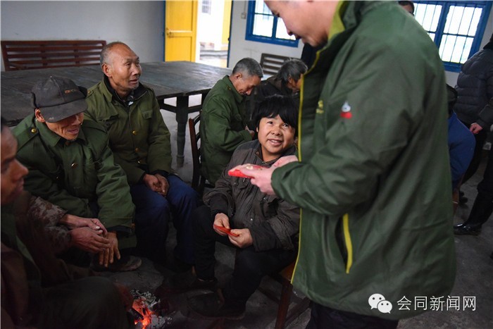 会同：昨天，欧阳海峰到道德模范家里检查年货