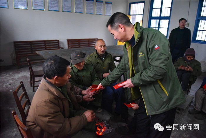 会同：昨天，欧阳海峰到道德模范家里检查年货