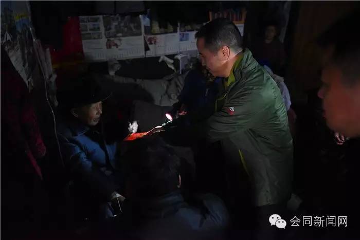 会同：昨天，欧阳海峰到道德模范家里检查年货