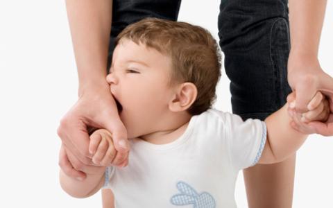 小孩咬人扔东西有什么讲究,孩子咬人爱扔东西是怎么回事