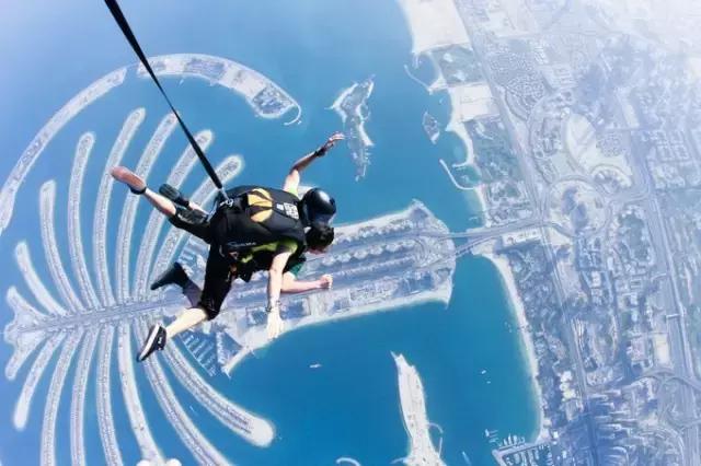 迪拜王子开车去沙漠越野,沙漠越野迪拜沙漠汽车赛