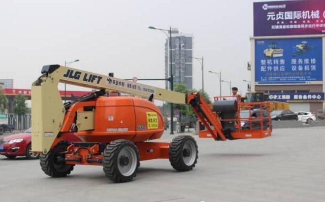 这些广告牌安装方式惊吓指数爆表！